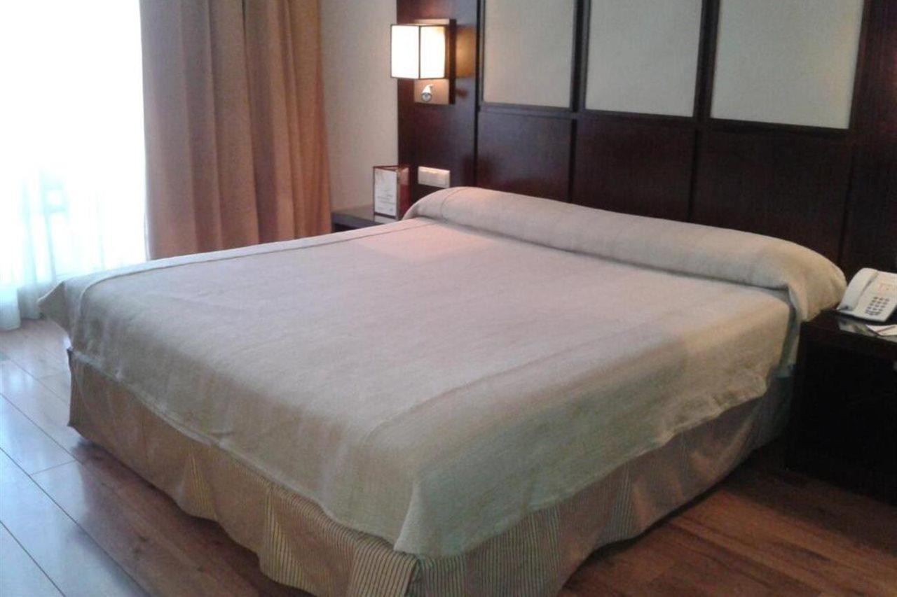 Hotel Isla de La Garena Alcala de Henares Bagian luar foto