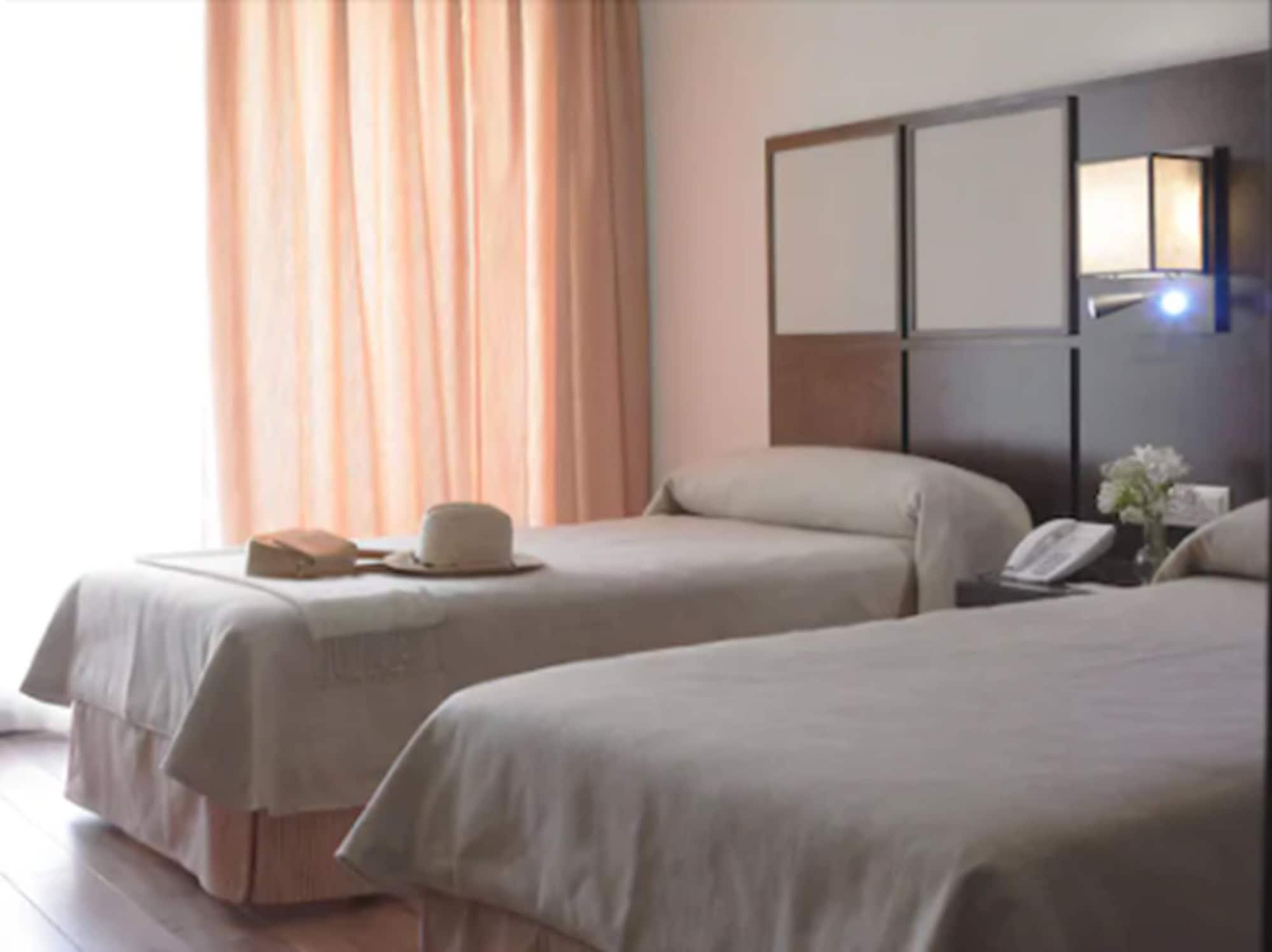 Hotel Isla de La Garena Alcala de Henares Ruang foto