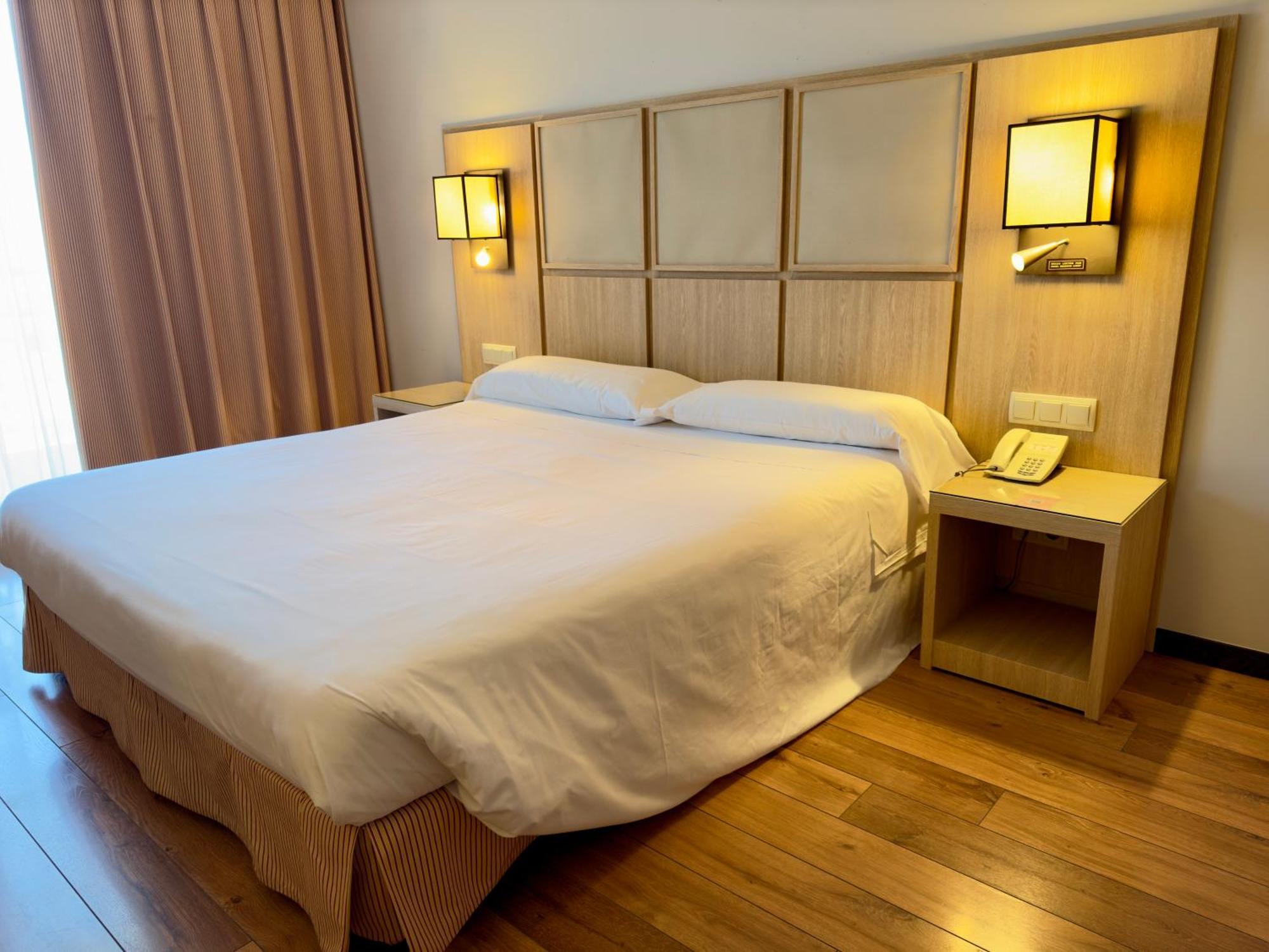Hotel Isla de La Garena Alcala de Henares Bagian luar foto