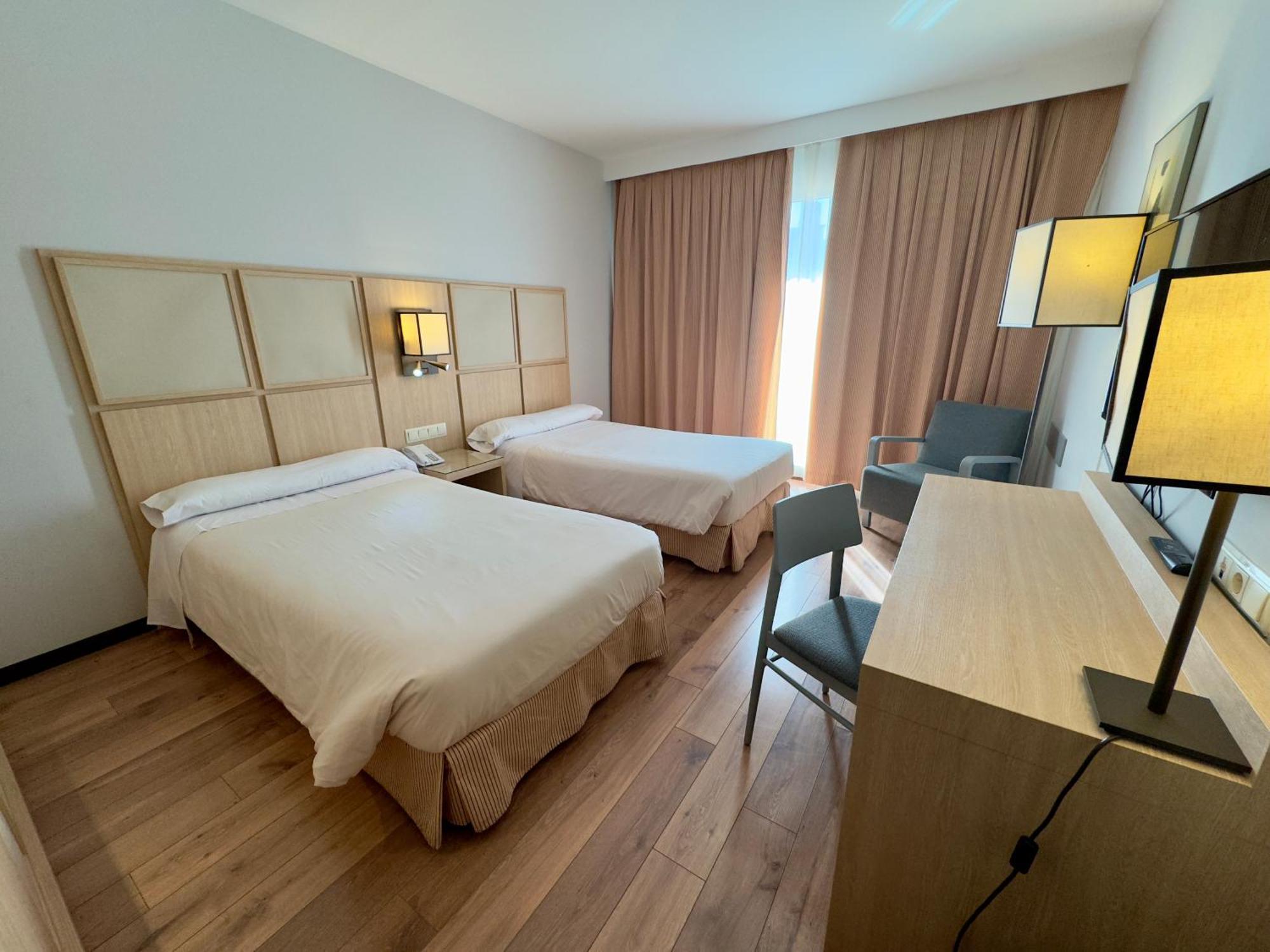 Hotel Isla de La Garena Alcala de Henares Bagian luar foto