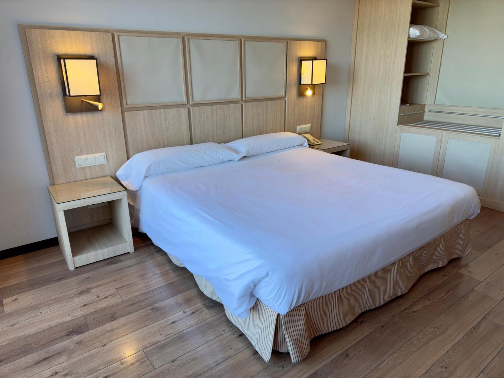 Hotel Isla de La Garena Alcala de Henares Bagian luar foto